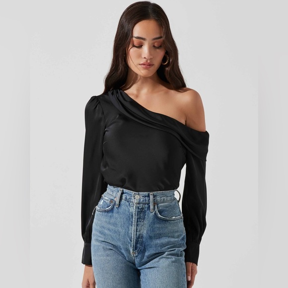 Astr Tops - ASTR the label ELLEN DRAPED OFF SHOULDER LONG SLEEVE TOP in black